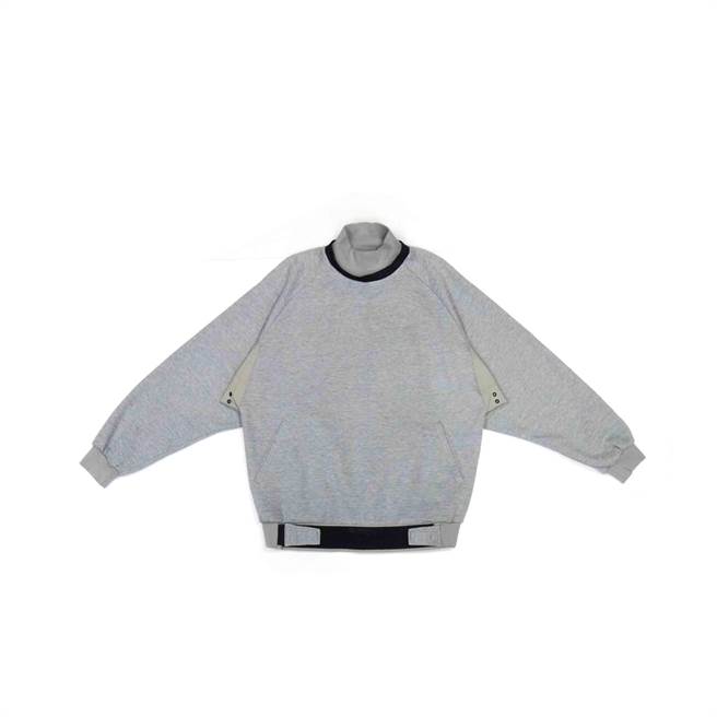 WEAVISM织本主义双领落肩上衣-灰，3980元。（WEAVISM织本主义提供）