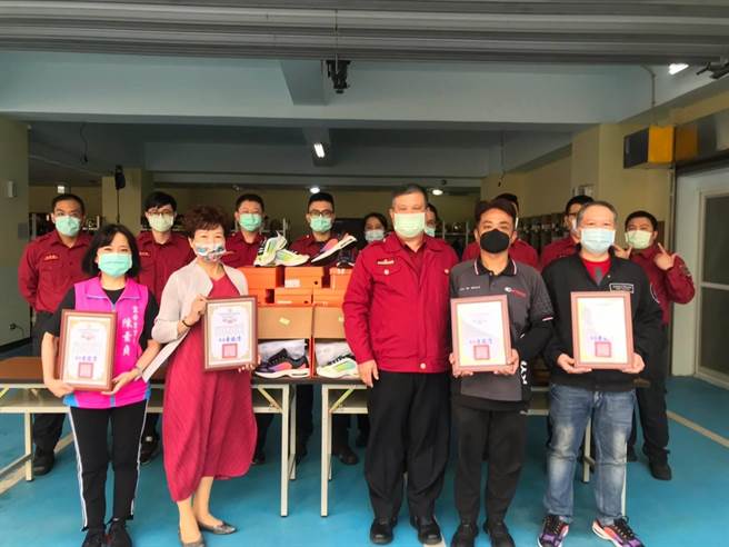 民间今（25日）捐赠153双气垫鞋给新北市消防局第七救灾救护大队，将分给各分队使用，充实消防装备。（第七大队提供）