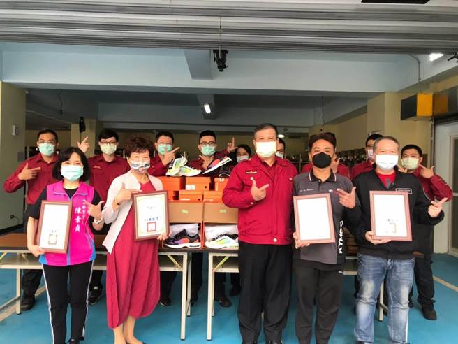 民间今（25日）捐赠153双气垫鞋给新北市消防局第七救灾救护大队，将分给各分队使用，充实消防装备。（第七大队提供）