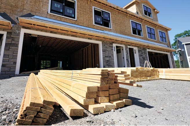 去年9月起，美国软木木材涨近45％，此外木材加工厂对于兴建木屋的木材收费，自去年8月以来更飙涨两倍。图／美联社