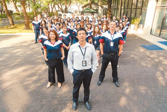 迪伸电子董事长董欣志及团队。图／利汉民