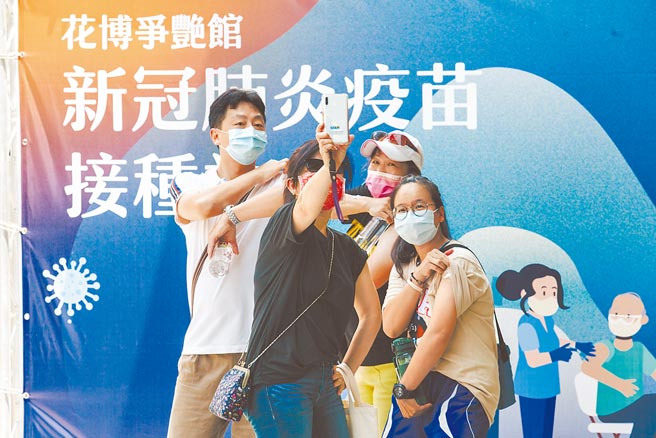 教育部要求自2月下学期开学起，每月查核1次，落实学校工作人员完整接种新冠疫苗。图为多名教职员去年接种疫苗后开心卷起袖子自拍。（本报资料照片／郭吉铨摄）