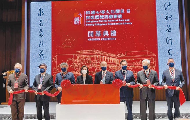 蔡总统抢蒋经国牌搞成党内尷尬处境，没想到，蓝营名嘴竟担心她单枪匹马来抢票，难道不知道蔡英文已经两任不能再选，她想追求「抗中保台」歷史定位，靠拢蒋经国「反共保台」路线，到底怕她抢谁的票呢？（本报资料照片）