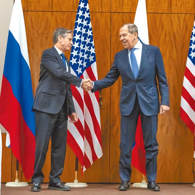 《纽约时报》23日引据美国官员透露，拜登提出多项方案，包括派遣1000至5000名美军赴东欧协助北约盟军，并在必要时协助撤离在地的美国公民。图为美国国务卿布林肯（左）和俄罗斯外长拉夫罗夫2022年1月21日在瑞士日内瓦就乌克兰问题举行会谈。（摘自美国国务院官网）