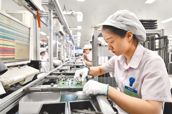 大陆工信部中小企业局局长梁志峰表示，2022年的具体目标是要新培育3000家左右「小巨人」企业。图为河北唐山的一间机器公司。（新华社）