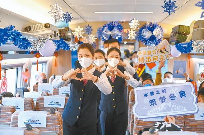 国际奥委会对北京冬奥的防疫目标是「零扩散」，而非「清零」。图为24日以冬奥冰雪为主题的復兴号高铁车厢。（中新社）