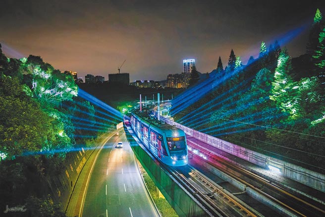 庆祝淡海轻轨通车3周年，新北捷运公司与JR九州合作推出光影列车秀「光之所向」，美丽光束让民眾惊艳。（新北捷运公司提供／陈慰慈新北传真）