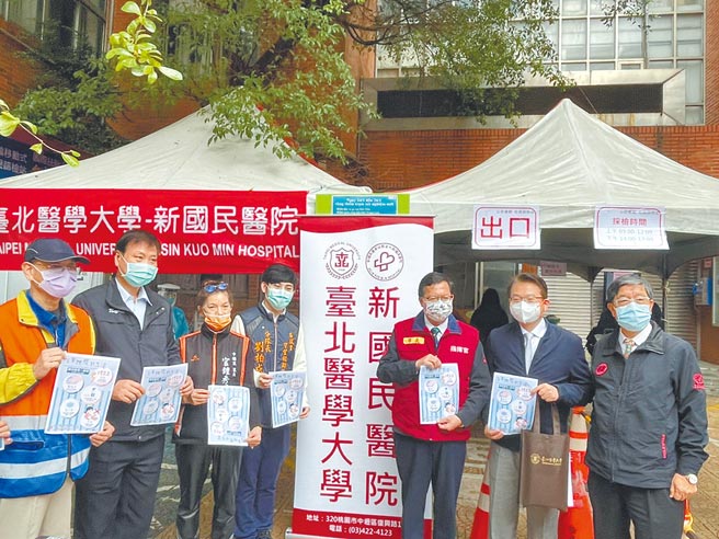 桃园市长郑文灿（右三）视察中坜公民会馆筛检站。（吕筱蝉摄）