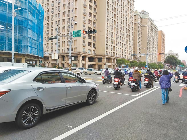 新竹市「公道三新辟道路」将于今年5月完工通车，市府先行改善延平路16处路口号志，希望透过智慧交控措施，让行车效率与安全再升级。（陈育贤摄）