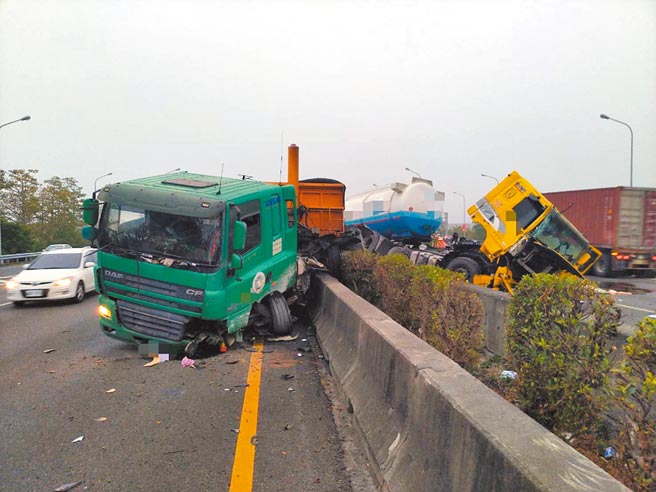 国道1号南下316公里台南永康、仁德路段发生半联结车、槽罐车及自小客车追撞事故，造成周边塞车超过10小时。（读者提供／洪荣志台南传真）