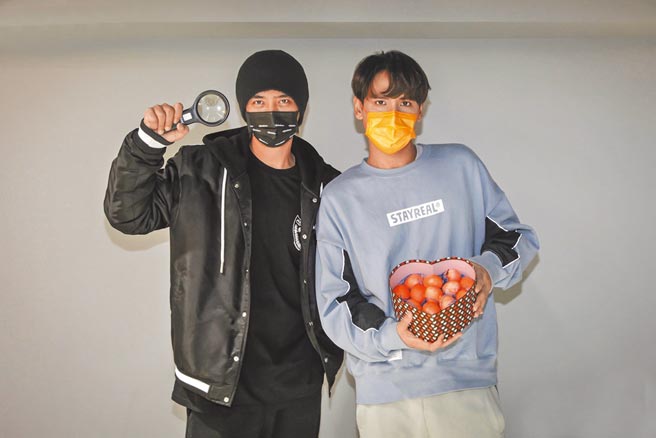 羅志祥（左）、陳零九互贈放大鏡、紅蛋，祝福對方演出順利。（寬宏藝術提供）