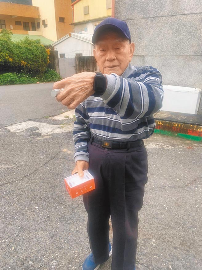 鄉公所協助孫伯伯申請myAngel御守表照護名額，他非常感謝台灣大的愛心。（台灣大提供）