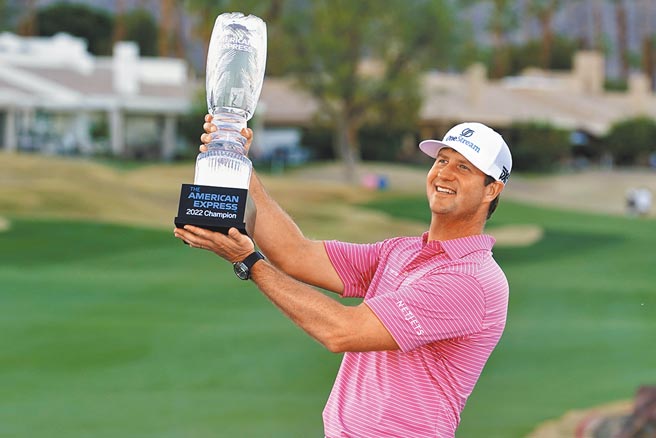 斯沃福德高举美国运通赛冠军奖杯庆祝。（美联社）