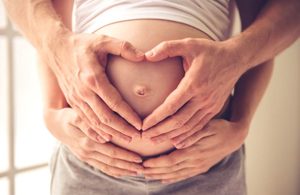 丹麦辣妈网红迈耶-慕尔西（Michella Meier-Morsi）怀3胞胎时，由于孕肚直向生长，大到像塞了一颗大冬瓜。（示意图／shutterstock）(photo:ChinaTimes)