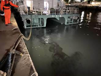 台東富岡港區25日晚間驚見不明油汙 海巡發現即時清除