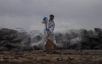 挺過史上最慘海洋浩劫？ 斯里蘭卡狂湧黑水嘆「人來就好」