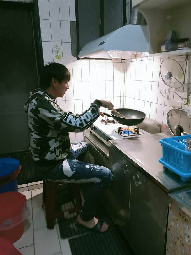 193公分的老公最後索性拿一張椅子坐下來炒菜，照片笑翻5萬人。(圖／爆廢公社)