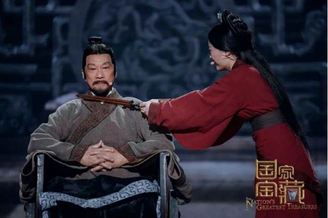 大陆知名演员王学圻（左）与台湾演员林心如（右）演出央视筹划的《国家宝藏》系列片「战国论道」，王学圻在剧中演出孙膑的角色。（图／央视《国家宝藏》截图）