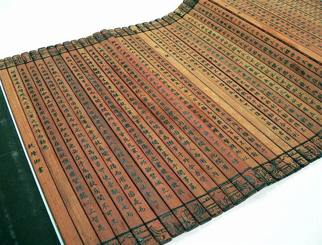 孙武是春秋时期着名军事学家，后人尊其为「百世兵家之师」或「兵圣」，所撰兵法13篇流传于世，近代流传至全世界后，有十多种语言版本。（图／Wikipedia)