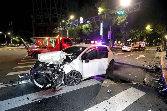 陈姓驾驶的车（前）车头全毁，车头更转了180度。（黄世麒摄）