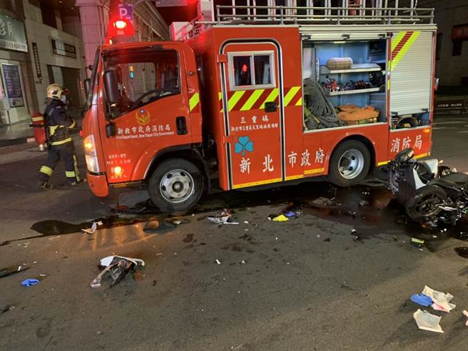 新北市消防局三重分隊水箱車經過慈愛街口時，在鳴著警笛已減速下，仍遭到一名16歲少年騎車高速從側邊撞上，造成人車倒地昏迷。(民眾提供)