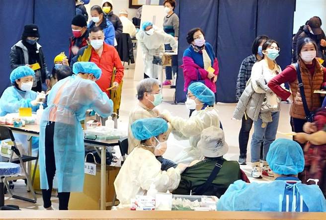 本土疫情再起，激出原本不想打疫苗的高風險族群，覆蓋率「終於開始動了」。（姚志平攝）