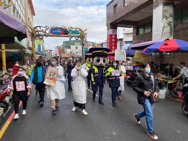 林口警分局在林口旧街传统市场宣导预防犯罪的重要资讯，全程穿着密实的防护衣、配戴口罩、保持防疫社交距离，造型独特的大头警察娃娃手举防抢(窃)、反诈骗及拒酒驾的立牌，可爱超萌模样吸引民眾目光。(林口分局提供)