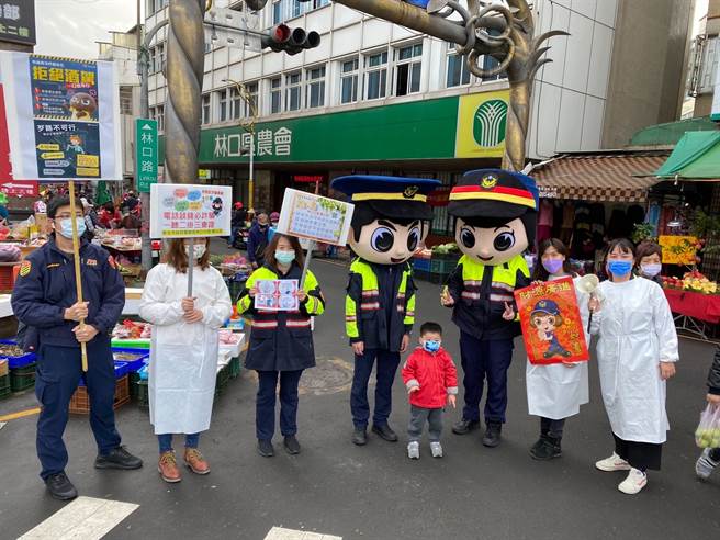 林口警分局在林口旧街传统市场宣导预防犯罪的重要资讯，全程穿着密实的防护衣、配戴口罩、保持防疫社交距离，造型独特的大头警察娃娃手举防抢(窃)、反诈骗及拒酒驾的立牌，可爱超萌模样吸引民眾目光。(林口分局提供)