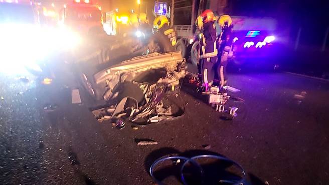 国道1南下后里路段，一辆自小客自撞护栏翻覆后再遭追撞，夫妻夹四脚朝天车内双亡。(翻摄自记者爆料网)