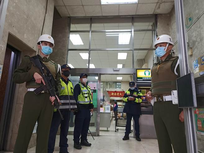 警三分局执行「111年加强重要节日安全维护工作」，特别与臺中宪兵队合併规划勤务，全副武装的员警搭配穿着合身制服的宪兵，让民眾纷纷投以好奇的目光。（台中市第三分局提供／冯惠宜台中传真）