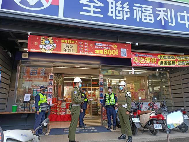 警三分局执行「111年加强重要节日安全维护工作」，特别与臺中宪兵队合併规划勤务，全副武装的员警搭配穿着合身制服的宪兵，让民眾纷纷投以好奇的目光。（台中市第三分局提供／冯惠宜台中传真）