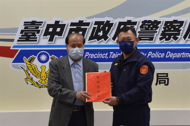 台中市大台中警察之友会第三办事处主任张燋虎代表警友第三办事处，在年节前亲至第三分局送上春节礼盒及加菜金为员警加油打气。（台中市第三分局提供／冯惠宜台中传真）