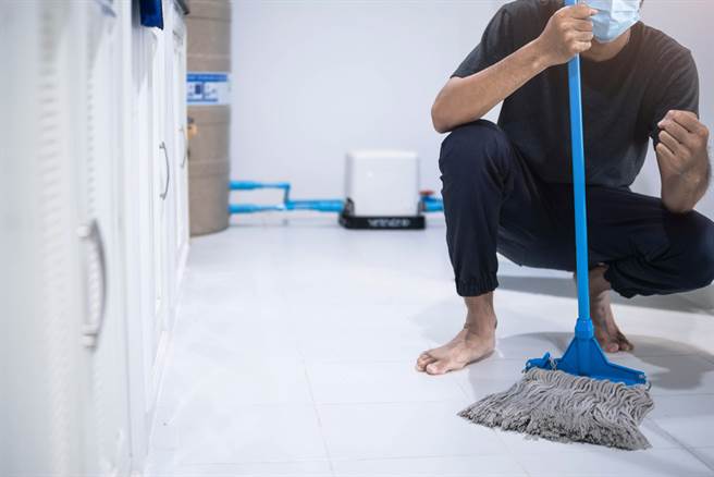 大扫除3大禁忌 最伤「挂病号姿势」曝光。(示意图/Shutterstock)