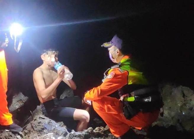 六三中队发现王男于事发地点以南约1公里处礁岩岸际呼救待援，经初步观察无生命危险迹象且能自主行动，由海巡人员给予饮用水及防寒衣物。(海巡署提供)