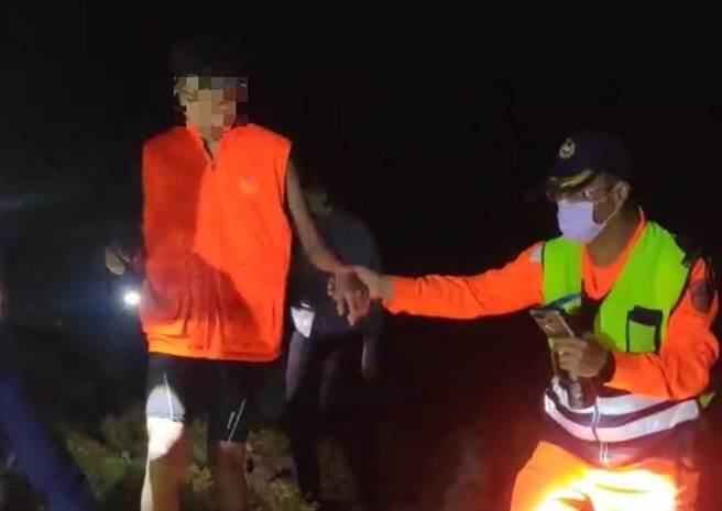 六三中队发现王男于事发地点以南约1公里处礁岩岸际呼救待援，经初步观察无生命危险迹象且能自主行动，由海巡人员给予饮用水及防寒衣物。(海巡署提供)