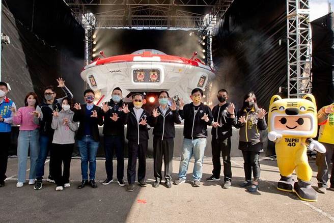 ▲台北灯节主灯主灯TAIPEI 40 宇宙飞船降落士林。　图：台北市政府观光传播局观光发展科／提供