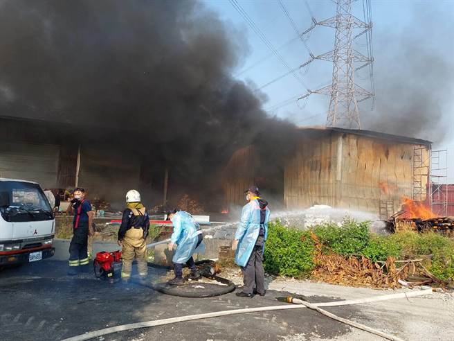 大寮一间铁皮仓库发生大火。（读者提供／洪靖宜高雄传真）