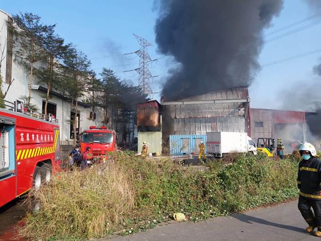 大寮一间铁皮仓库发生大火。（读者提供／洪靖宜高雄传真）