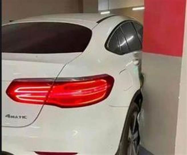 嫩妹开宾士「卡柱」嗲:现在怎么办?网友纷纷献策,有人说眼一闭牙一咬噜过去。(翻摄自爆废公社二馆）
