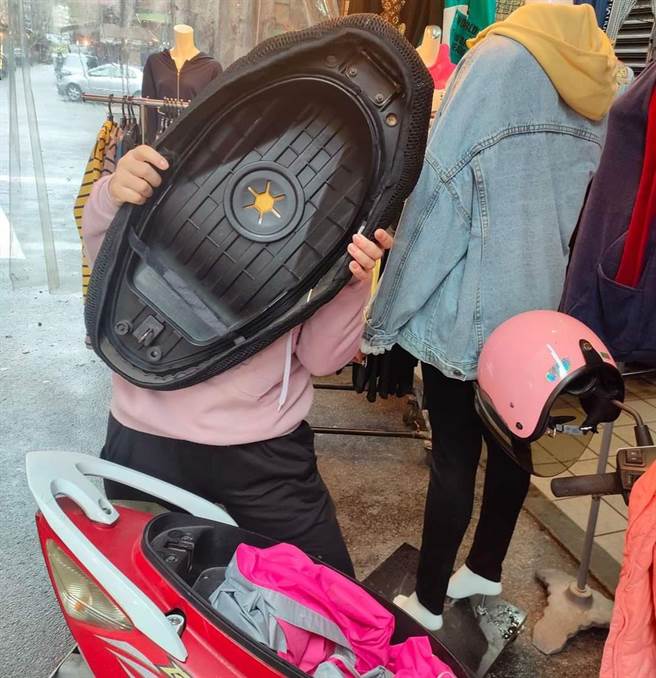 钥匙意外被锁在车厢里，怪力女掰断机车椅垫神救援。（图／翻摄自爆料公社）