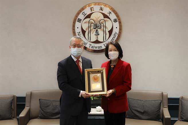 台灣大學副校長周家蓓(右)致贈感謝狀，上海商銀總經理林志宏(左)代表接受。 （上海商銀提供）