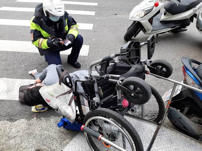 身障女年前换新钞惨摔员警即时协助幸无碍。(警方提供／吕筱蝉桃园传真)