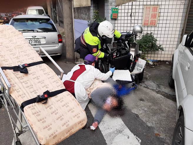 身障女年前换新钞惨摔员警即时协助幸无碍。(警方提供／吕筱蝉桃园传真)