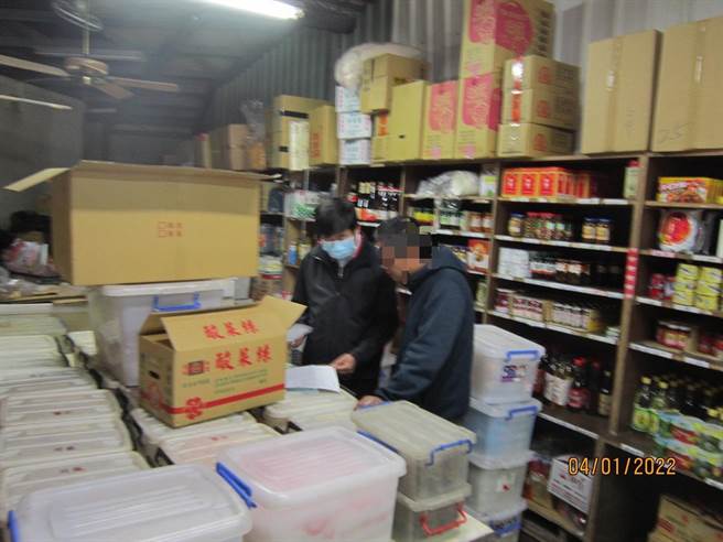 酒驾被吊销驾照还送货累计被罚31万元，彰化分署书记官至杂货店现场执行，李男怕顾客不敢上门影响妈妈生意，立即表示要分期缴纳。（彰化分署提供／吴敏菁彰化传真）