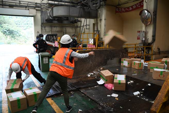 新北市警察局公开销毁毒品过程。（新北市刑警大队提供）