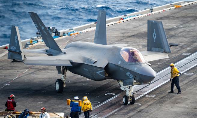 1架F-35C战机1月22日在「卡尔文森」号（USS Carl Vinson，CVN-70）航母飞行甲板上滑行的画面。（美国海军）