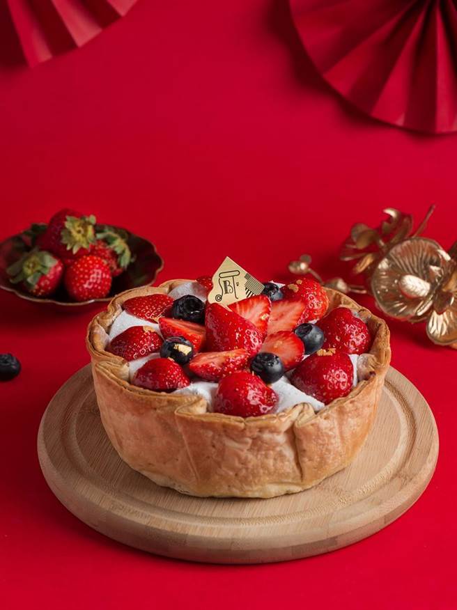 （日本传统新年吃麻糬代表感谢丰收， PABLO受此启发推出「草莓大福起司塔」。图／PABLO提供） 