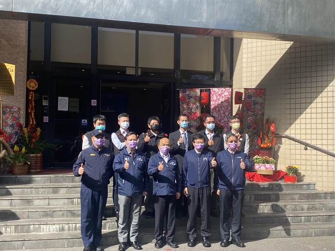 行政院长苏贞昌今前往位于高速公路局北区交通控制中心慰问员工。（戴上容摄）