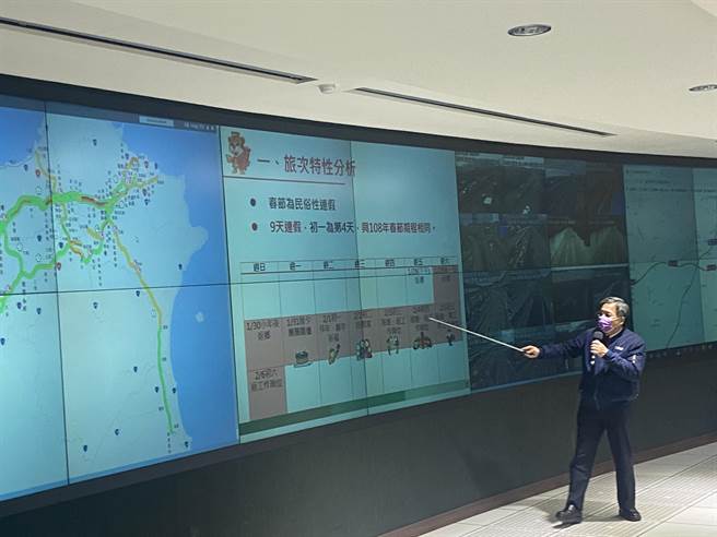 高公局长赵兴华简报解说春节各项交通政策。（戴上容摄）