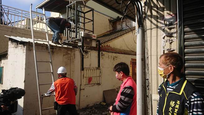 彰化警分局關懷低收入戶，屋漏問題，一起透過彰化警察志工中隊號召慈善團體，26日動員人力幫忙修繕。（彰化警分局提供／吳敏菁彰化傳真）